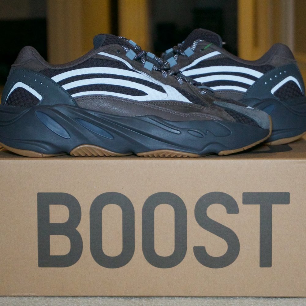 YEEZY BOOST 700 V2 Mens Size 9 Geode